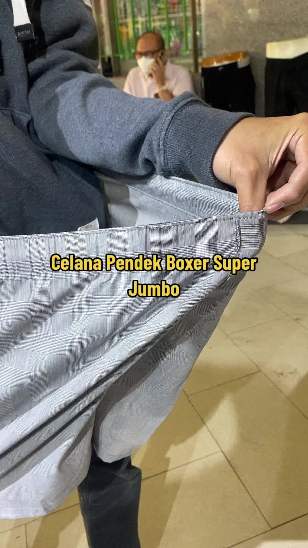 celana pendek boxer super jumbo, ukuran mulai dari xl sampai ketiga xl. ada banyak varian motifnya. cocok dipakai untuk pria ataupun wanita.
