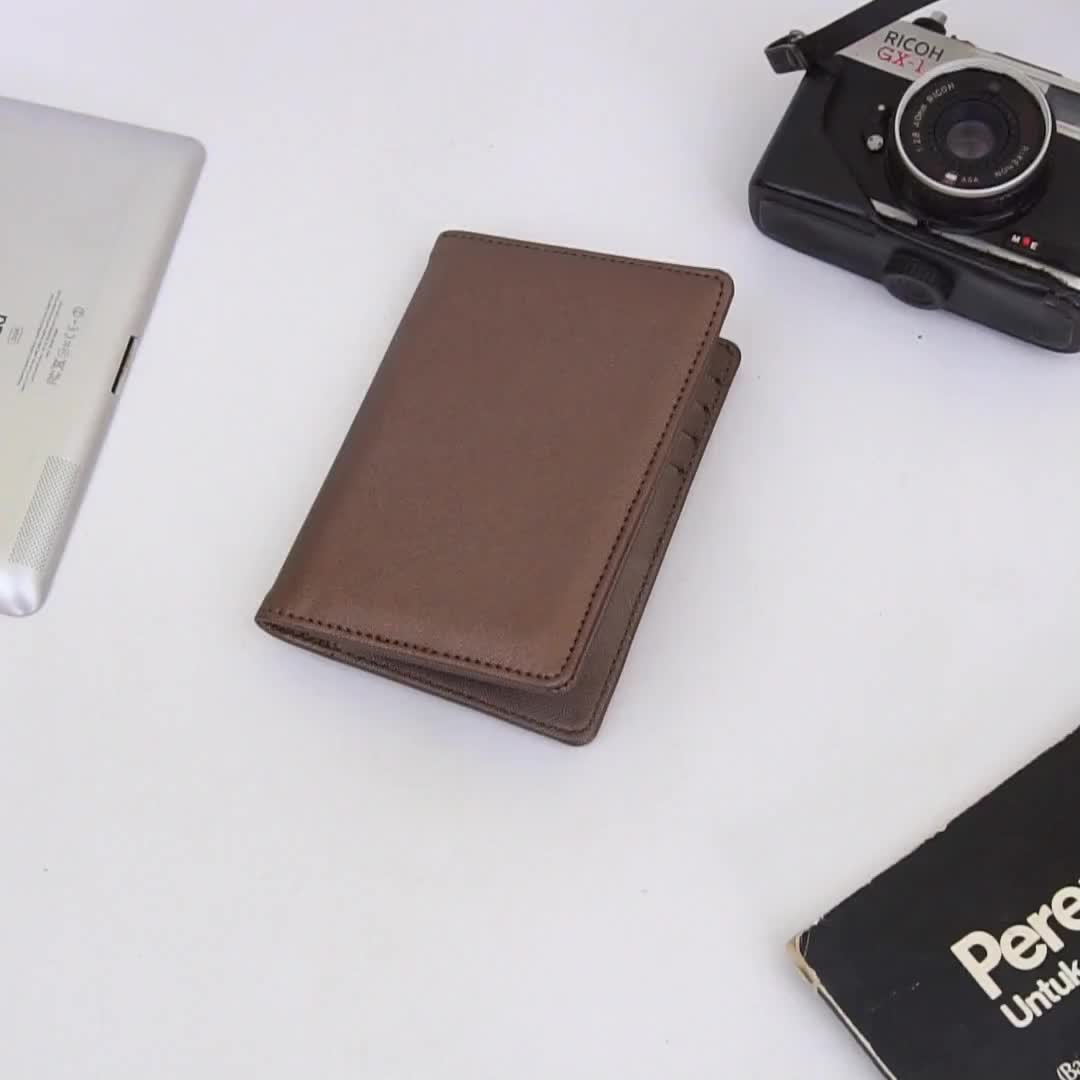 VINGE Passport Holder Cover Case Tempat Passport Custom Nama dan Logo Instan Kulit Imitasi  Elise Hitam