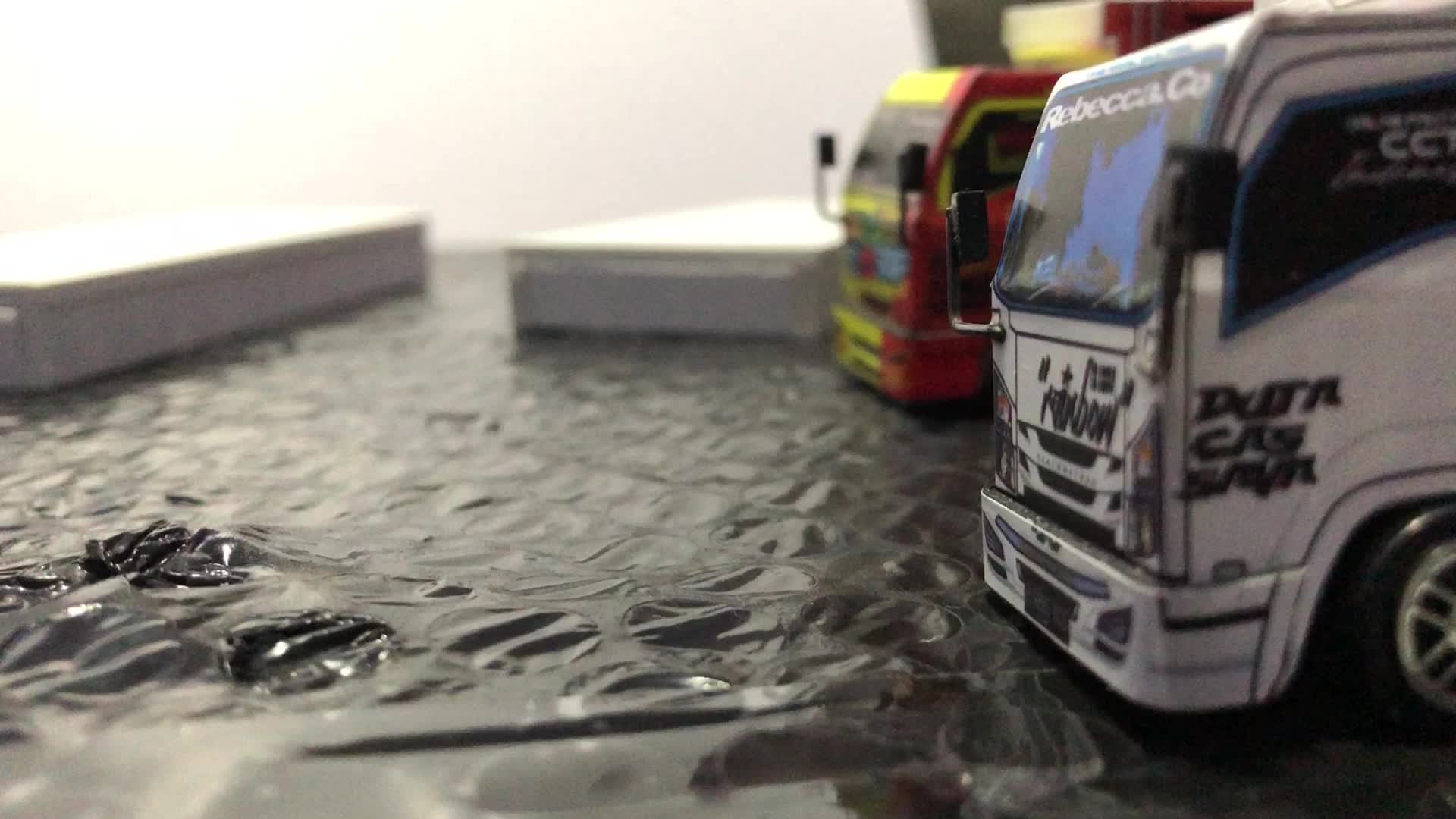 Miniatur Truk Anti Gosip kecil skala 1 :64