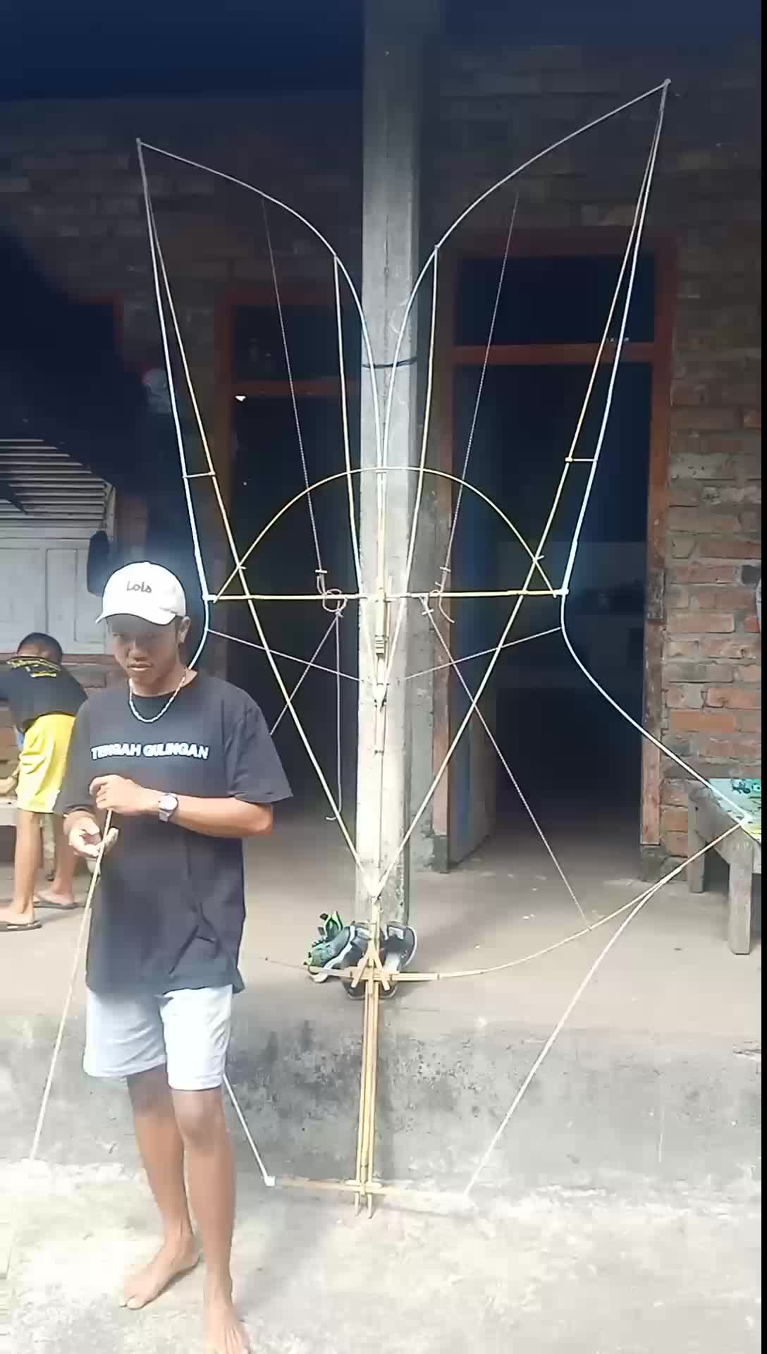 trisula dan selongsong ekor layangan bebean 2 meter
