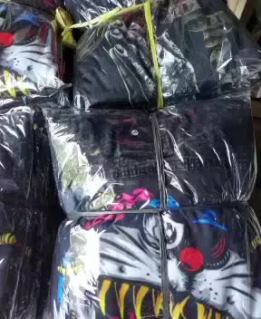 jaket jeans denim / jaket jeans bergambar / jaket pria kekinian / jaket jeans terbaru dan terlaris / jaket jeans distro / jaket denim doraemon Hitam Motif Cowok Keren Bomber Panjang