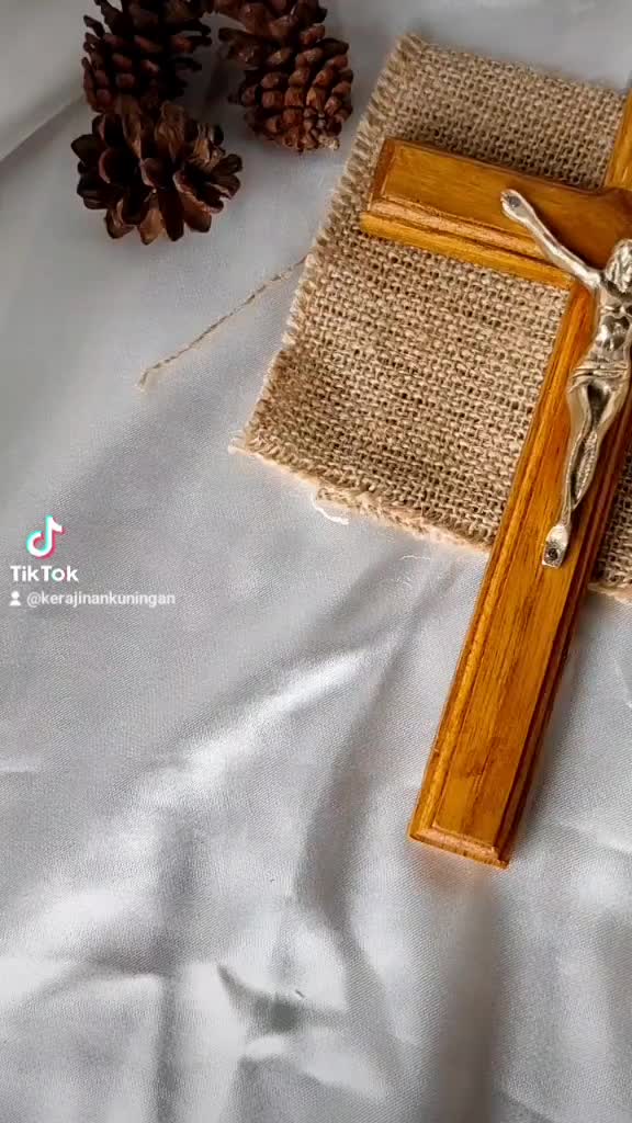 Salib Gantung Katolik Kayu Kuningan Courpus Yesus Pajangan Dinding Rohani Tinggi 15cm / 21cm / 25cm / 30cm Kayu Jati Hadiah Acrylic Wall