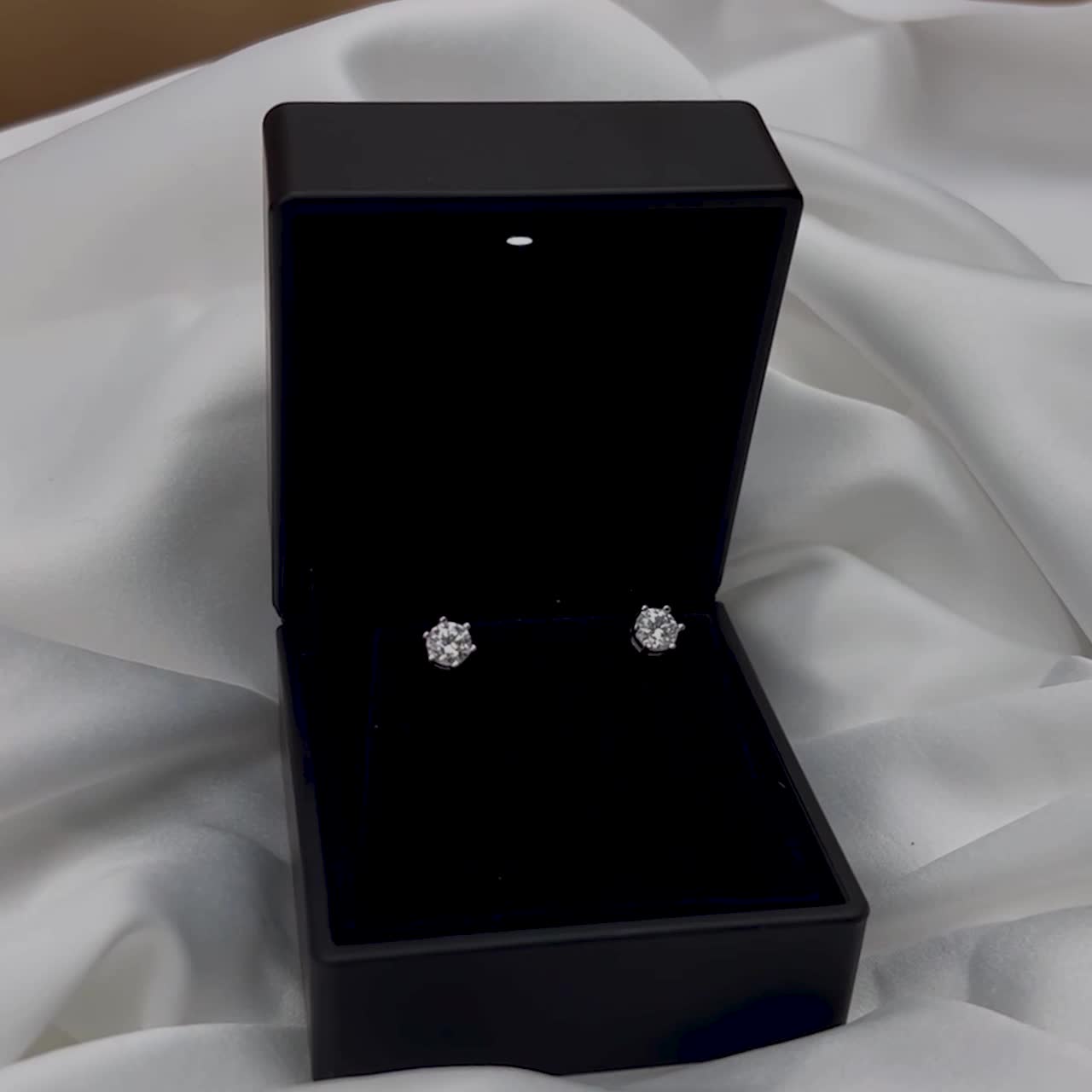 Lore Jewellery - Anting Moissanite Lapis Emas 18K  - Simply Elegant Moissanite Earrings 0.5 CT /  1.0 CT
