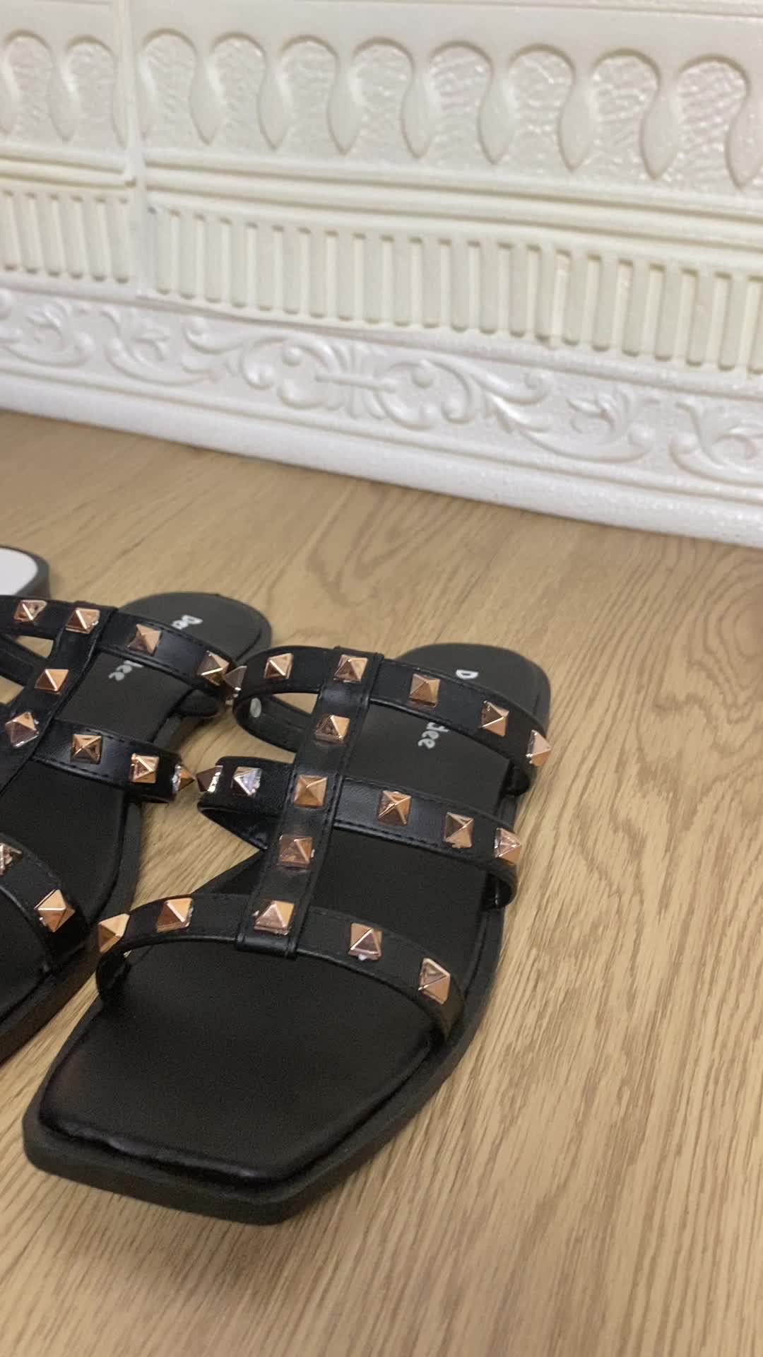 Declare&Dee Sandal Wanita Valen DD Hak Datar (1 cm atau kurang) Kulit Sintetis Black sandal  flat