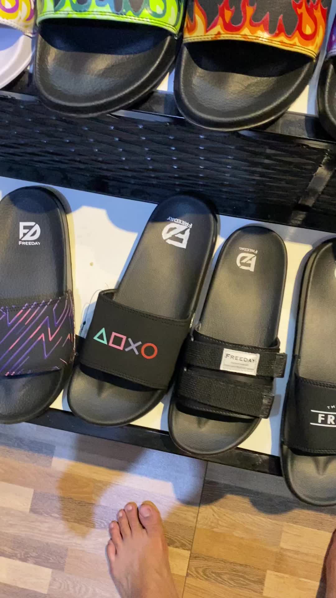 Freeday PLAY Sandal Slides Hitam Pria Minimalis Anti-Slip Size 39-43 Kasual Ringan & Nyaman Dengan Free Stiker & Keychain