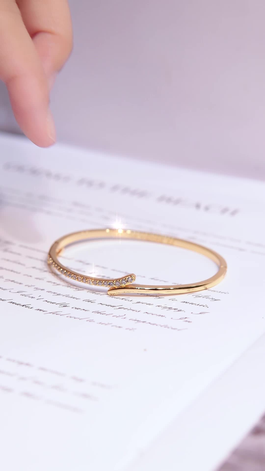 [ Beli 2 Produk Apapun Gratis 1 ] La Vienne - Tiara - Gelang Bangle Titanium Wanita Anti Karat Aesthetic - Perhiasan Perempuan Elegan Mewah