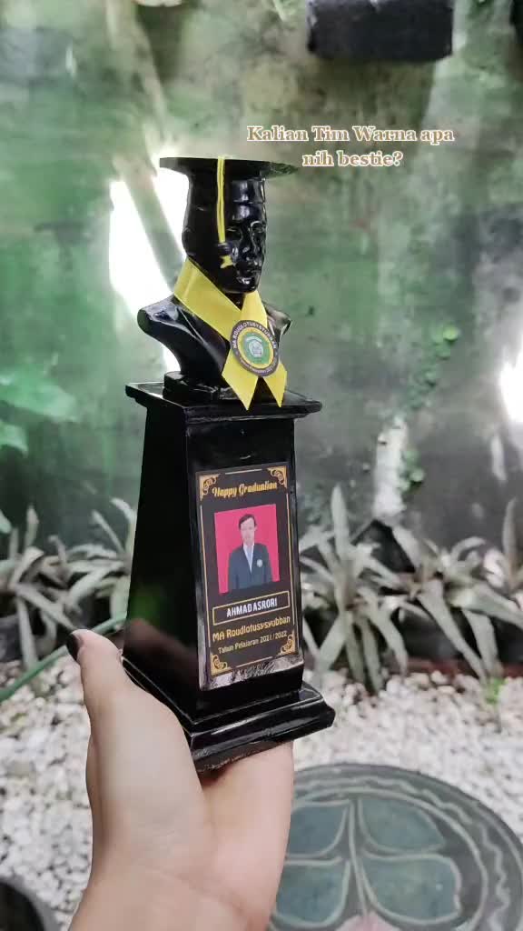 Patung Vendel Plakat Wisuda Box Mika Komplit Nama Wisudawan Hadiah Kelulusan Hampers Kado Cewek Graduation 22 cm FREE ONGKIR COD