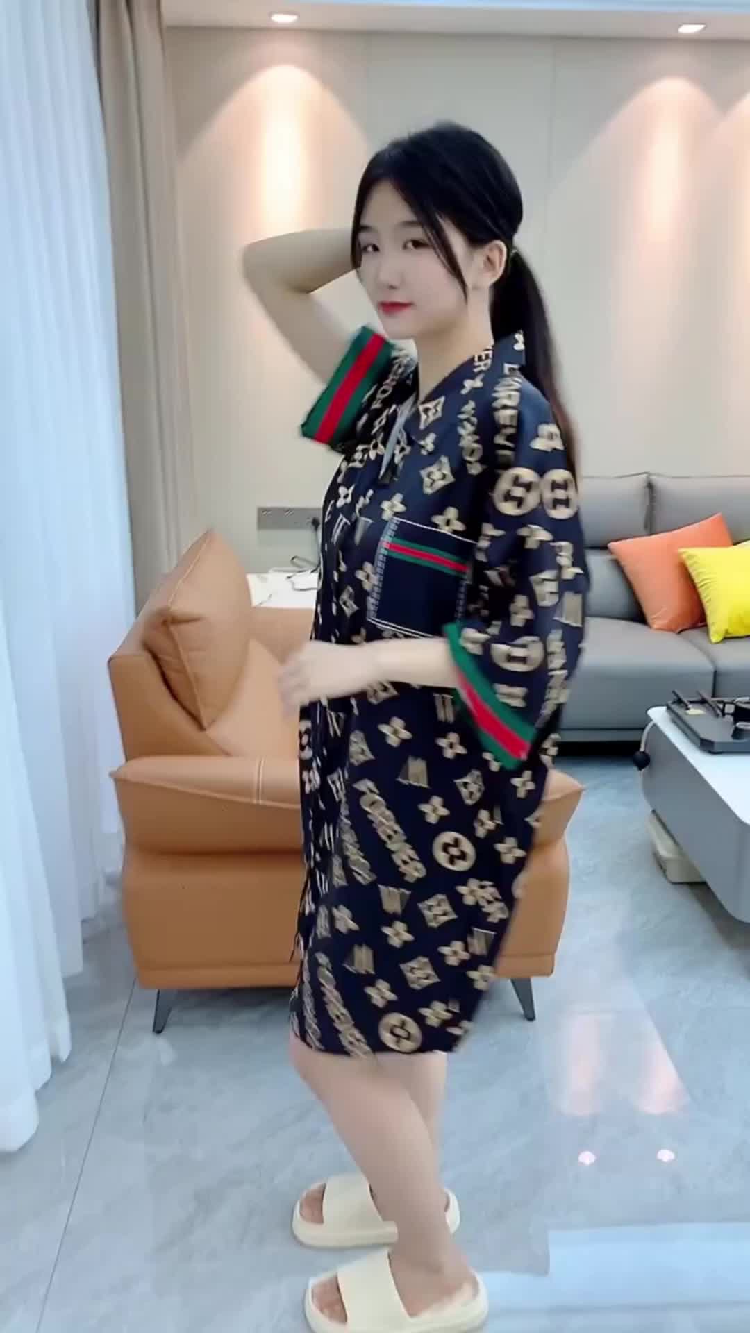 FANMU2025 Baju tidur sutra es wanita lengan pendek  piyama rasa senior baru mode piyama lucu pakaian rumah longgar gaun satin Tipis Panjang