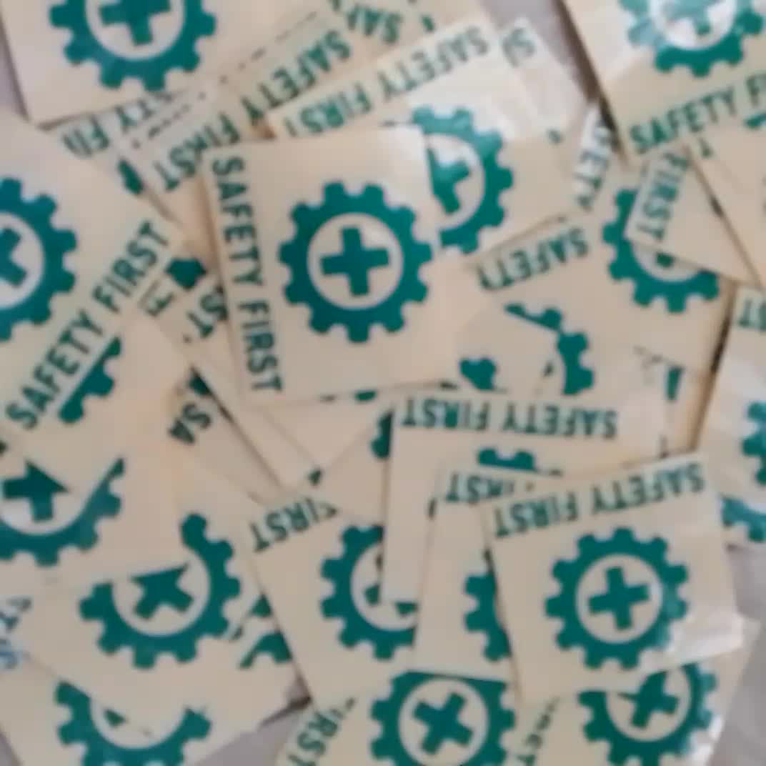 Cutting sticker k3 Safety First, Bahan Reflective / menyala Hijau Kantor Peralatan Kertas Plastik