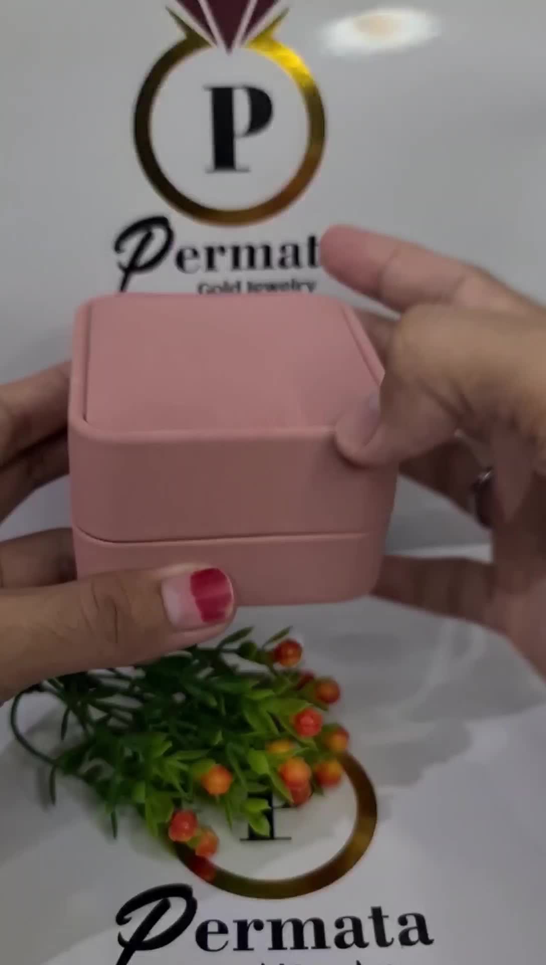 kotak cincin hirauna cantik bahan beludru warna dikirim randem