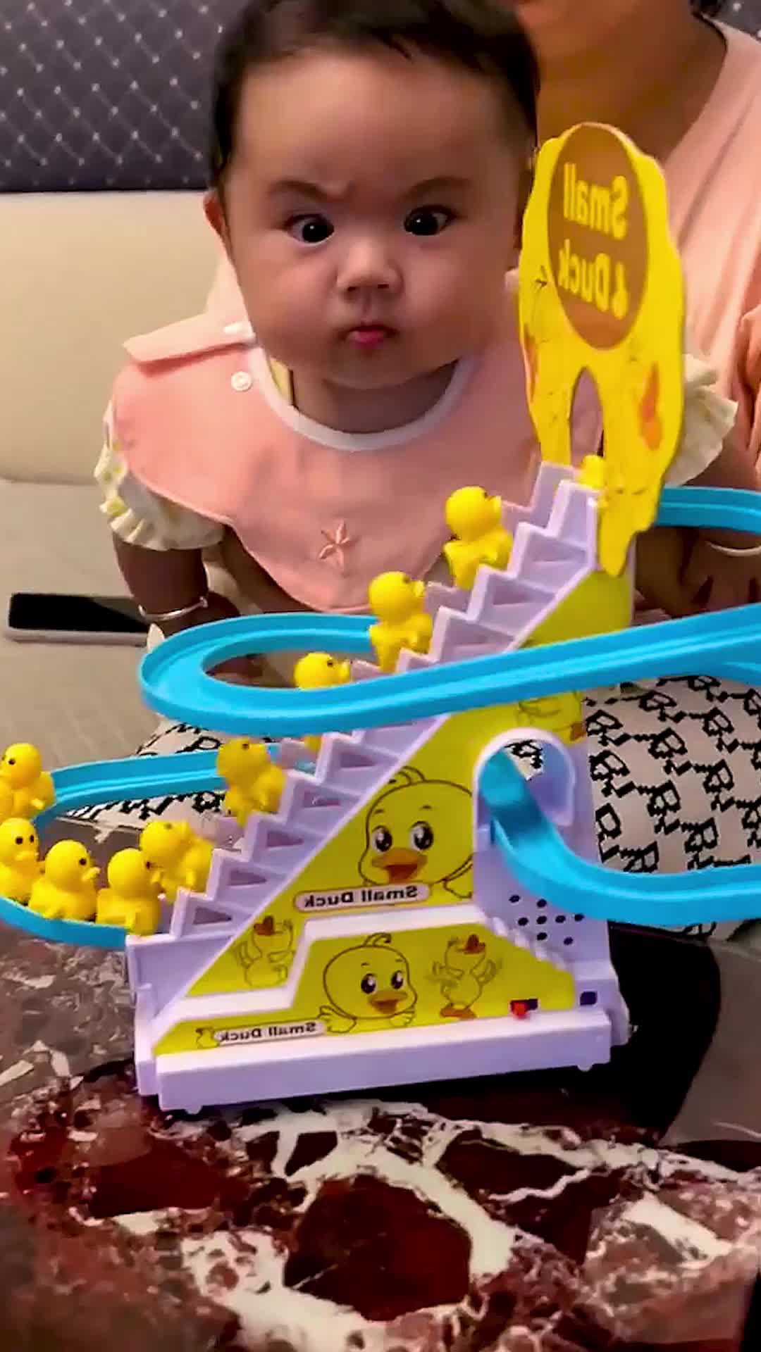 Trek musik elektrik DIY yang populer untuk anak itik menaiki tangga mainan pilihan hadiah yang sempurna untuk anak-anak