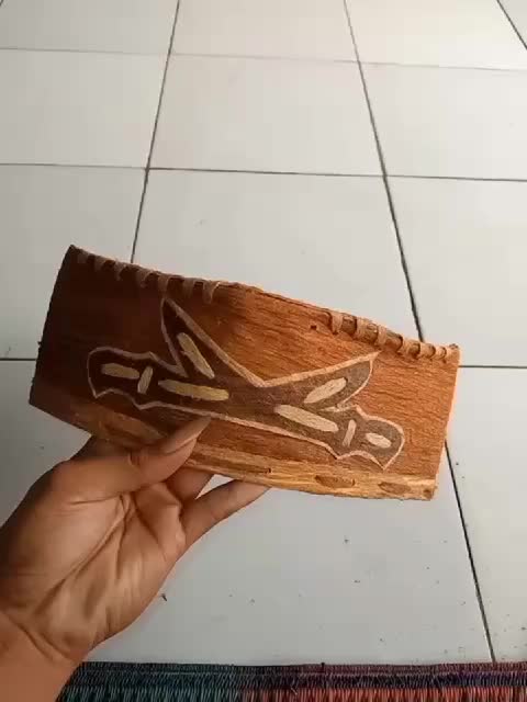 Peci kulit kayu motif pedang