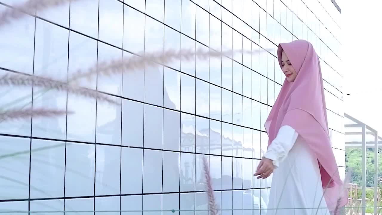 Elhasna Hijab Indonesia Hijab Instan Khimar Lancip ( L ) Dua Layer Ceruty Pad Panjang Muslim Syari Kerudung Ceruti Hitam Plum Blossom Jade White Putih