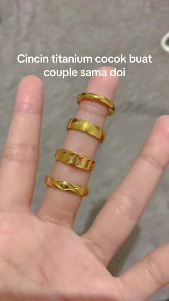 Cincin polos titanium mirip emas