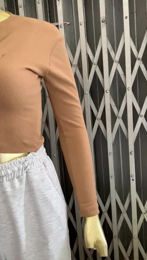 Atasan Wanita Clara Croptop Lengan Panjang Polos Rib Tangan Melar Basic Rompi Hitam Kamisol Bahan Rib Lingkar 80cm Melar 105cm Pj 42cm