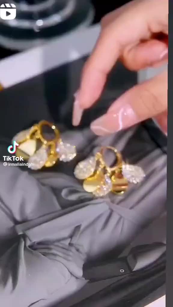 Anting super berkilau selebriti Korea