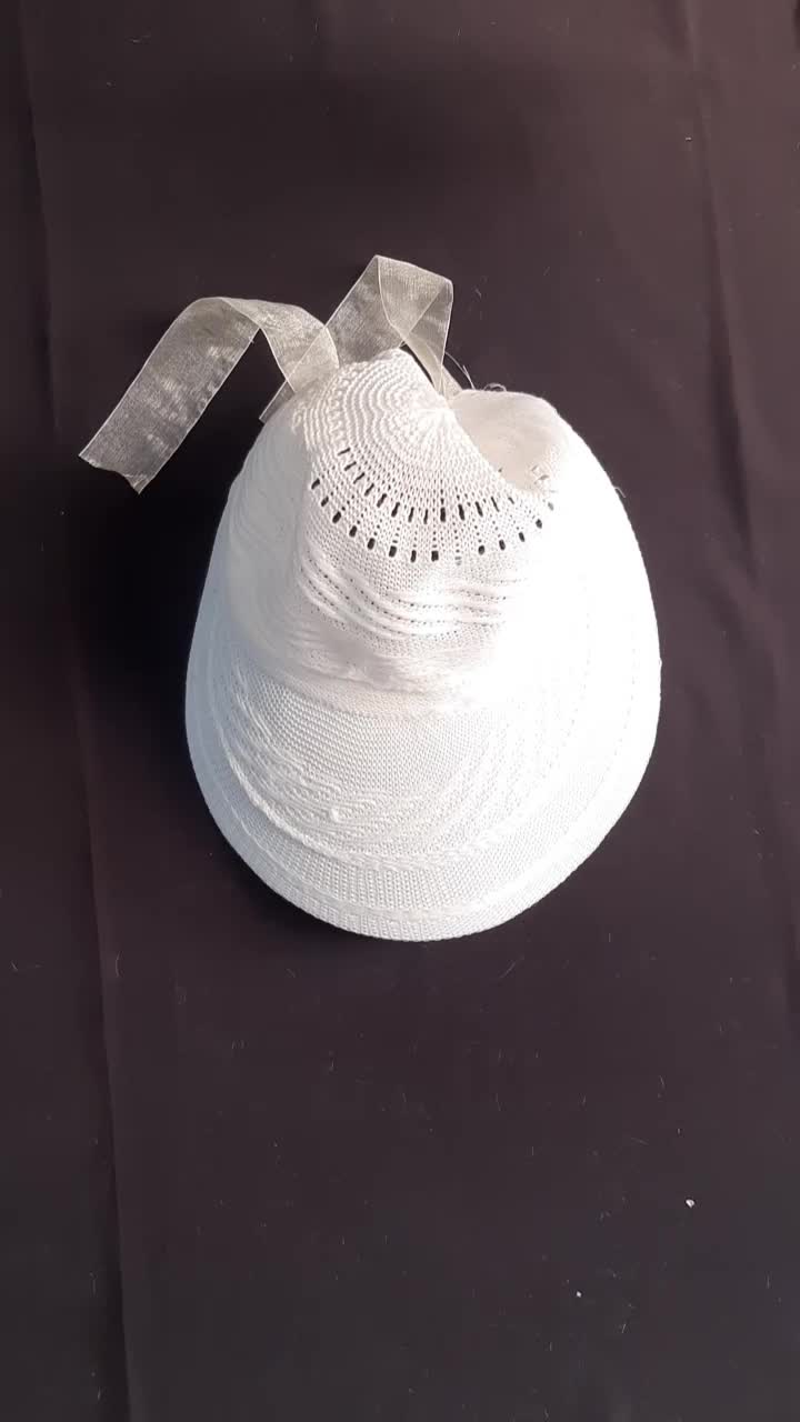 Topi Haji Umroh Rajut Pet Motif – Pelindung Kepala Anyaman Warna Putih Cream Adem