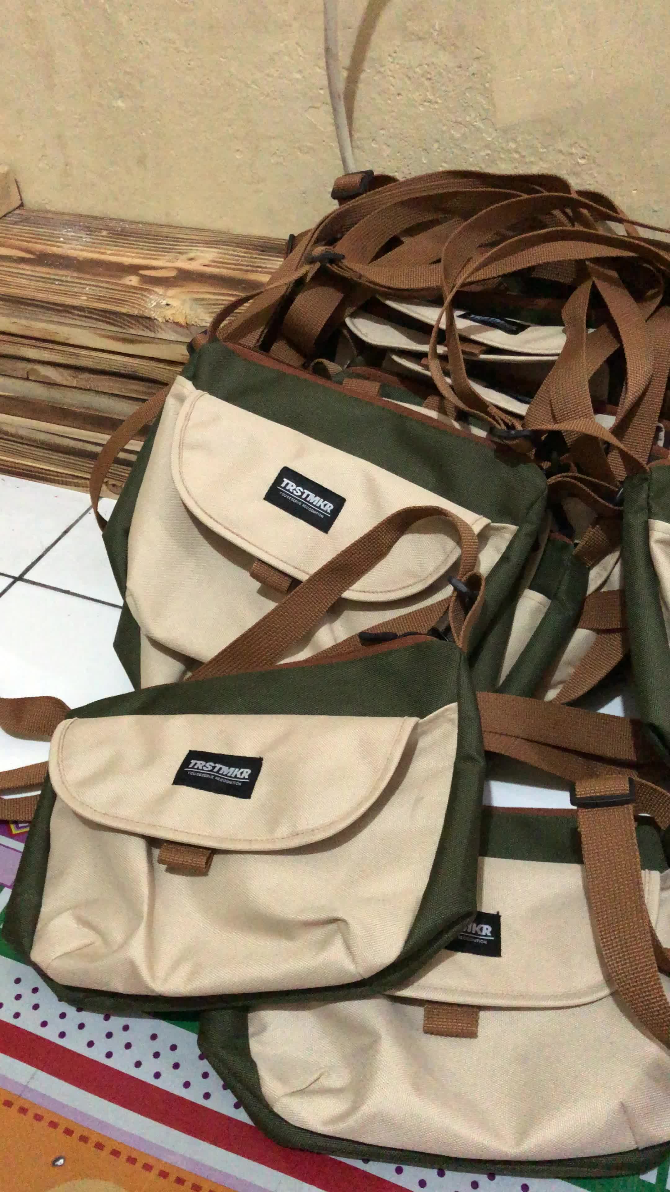 Tas Selempang Ourstyle Olive cream - Sling bag Tas Pria Wanita Multikompartemen tali bisa diatur Slingbag