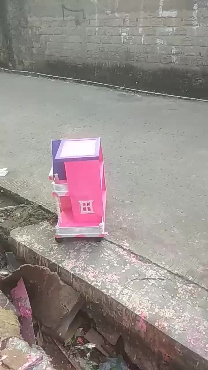 Rumah Mainan Barbie Terbuat Dari Bahan Triplek Ringan Dan Mudah Dipindahkan Dilengkapi Dengan Roda Untuk Keterampilan Motorik Anak