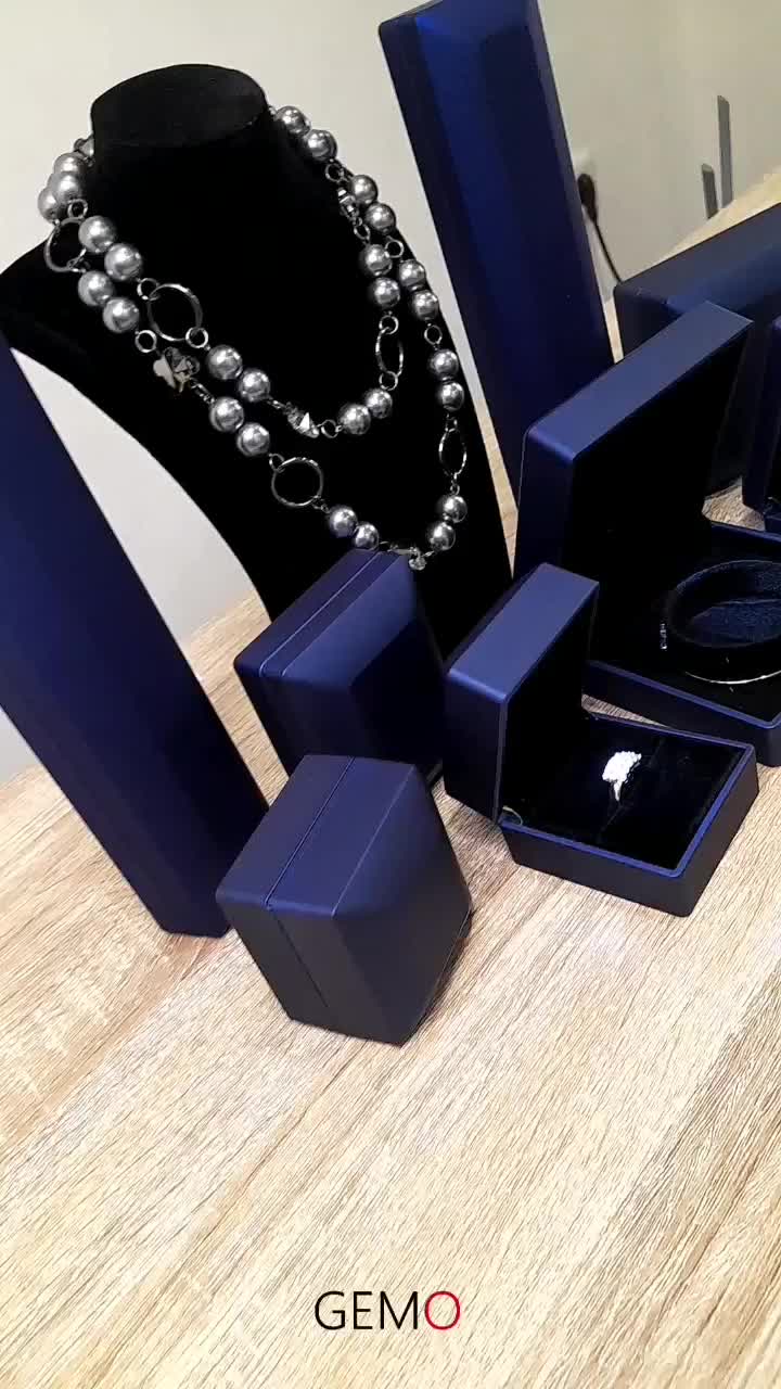 Kotak Perhiasan Berlampu Warna Biru Navy Set / Cincin / Liontin / Gelang / Kalung Koye / Jewelry Box Tempat Perhiasan Lampu LED Murah Cocok Untuk Gift / Hadiah, Lamaran, Mahar Pernikahan, Hantaran Tunangan, Seserahan Pernikahan