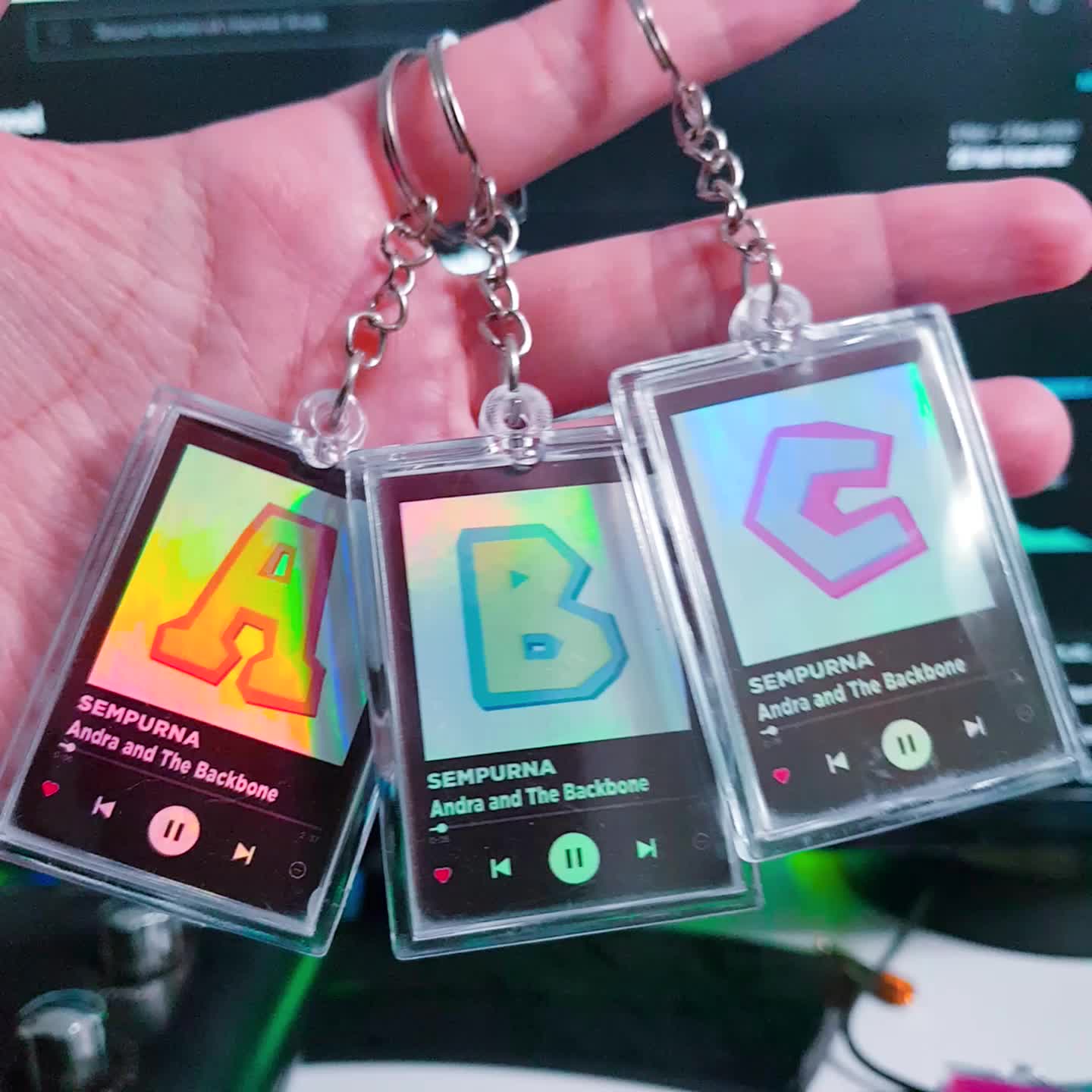 Gantungan Kunci Keychain SPOTIFY INISIAL HURUF Model 2 Gambar HOLOGRAM