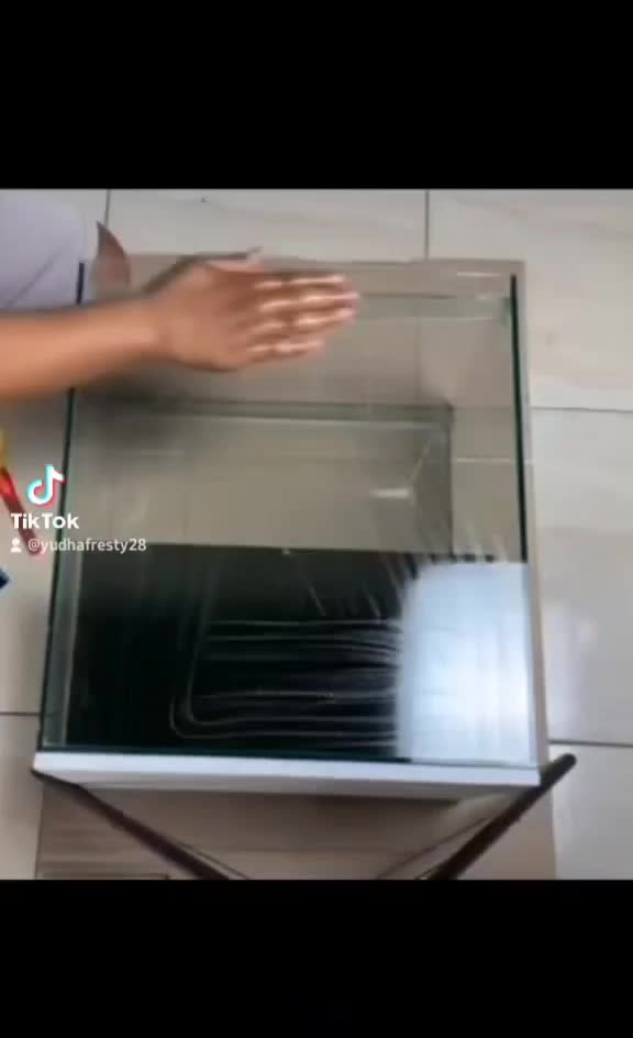 SKOTLET KOTAK KOTAK DAN WARNA POLOS BACKGROUND AQUARIUM