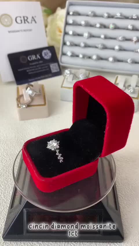 Cincin Berlian Bunga Besar Mewah Wanita Cincin Moissanite 1 Karat Berlian Utama dan Berlian Tambahan Aksesoris Tangan Wanita GEME STORE K1314