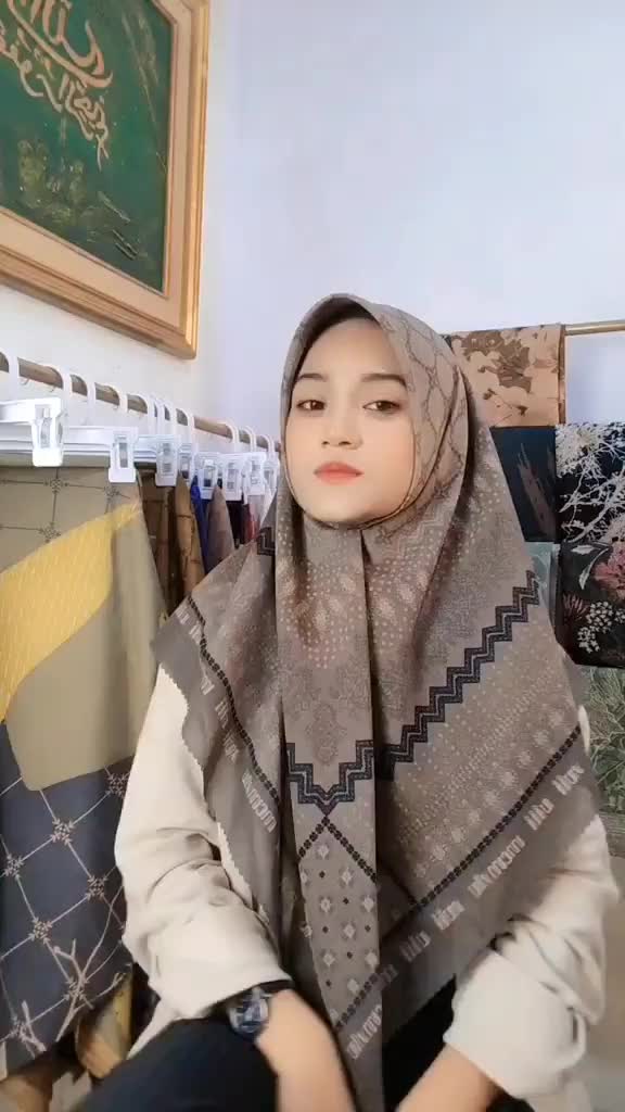 Hijab Segi Empat Voal Motif Empat Mewah - Lestari Autumn Red