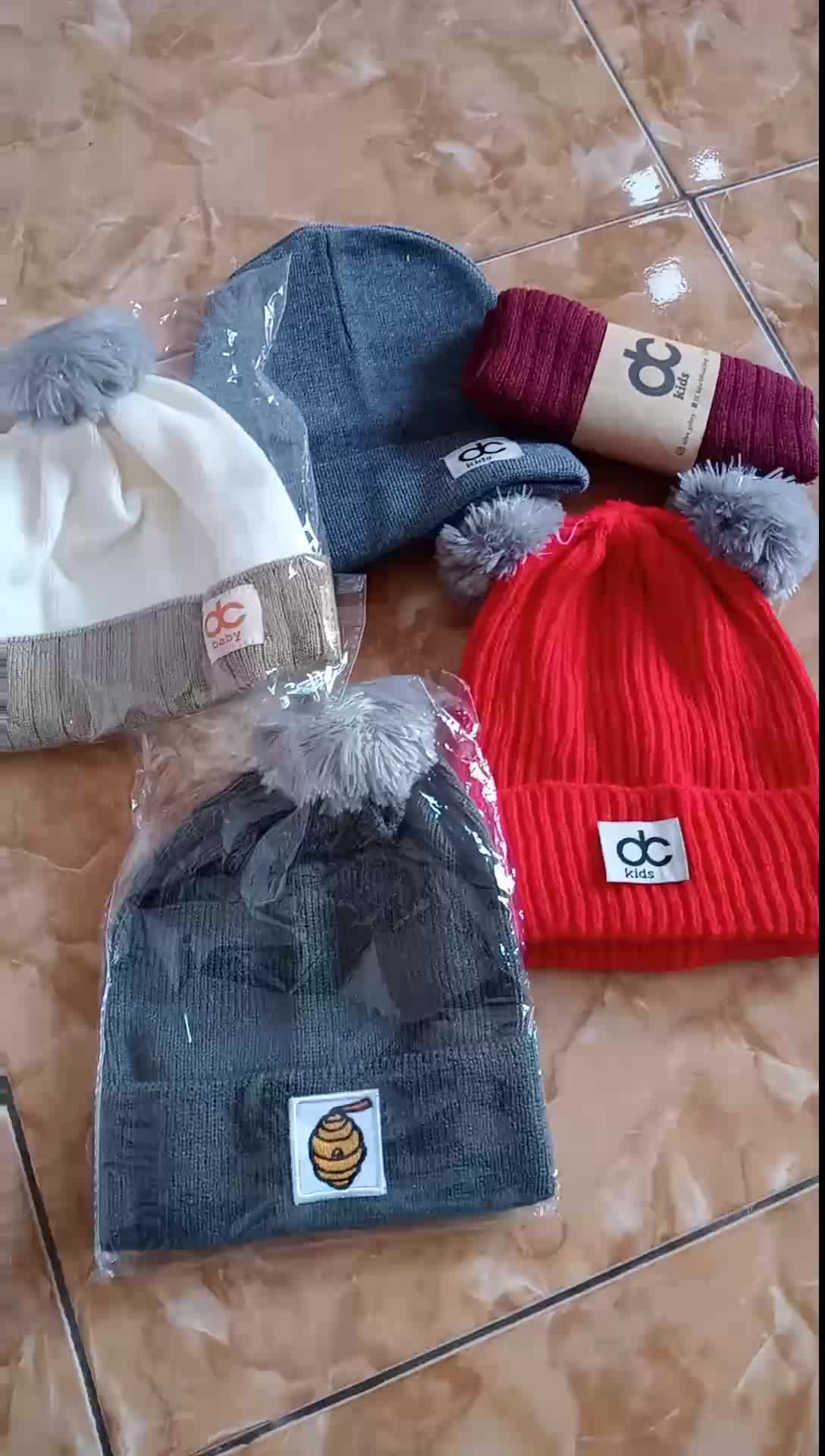Kupluk Rajut,Topi Pom 1,Twotone 2 warna Custom Nama suka2.. Bordir Nama anak