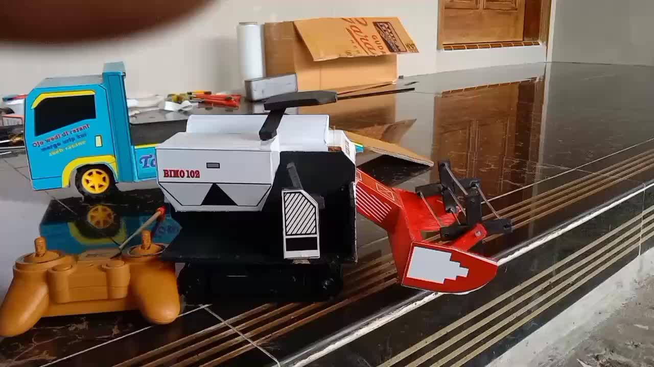 combine Remot dan Truk Towing dengan Gerakan Maju Mundur Kiri dan Kanan serta Kemampuan Berputar - Mesin, Control