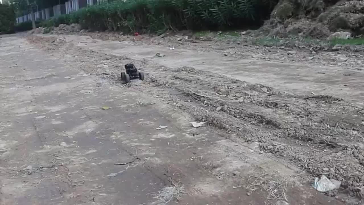 Mobil Mainan 1:18 Remote Control Off-Road Penggerak Dua Roda Mobil Pendakian Paduan Kuat RC Rock Crawler Mobil RC Resistensi Jatuh Dengan Lampu  Spray