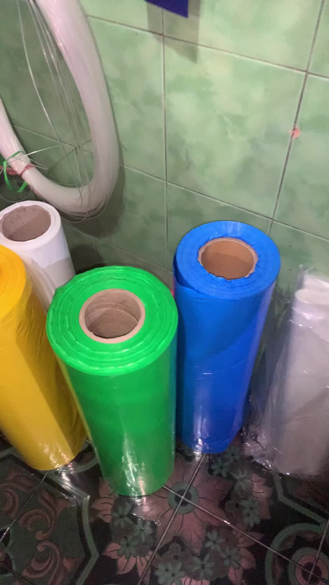 PLASTIK METERAN YA (BUKAN 5.500 1 GULUNG) JUAL PER 1 METER ,TEBAL GLOWING BISA DIBELAH JADI 2