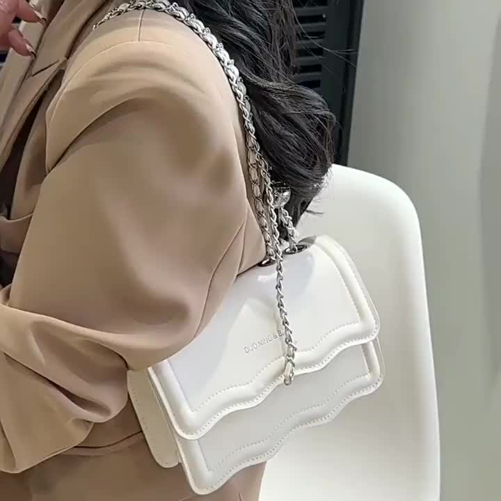Tas bahu wanita tas wanita rantai musim panas 2025 versi Korea baru dari ledakan gelombang tas persegi kecil seratus dengan tas selempang Hitam Perempuan PU Leather Plain Black