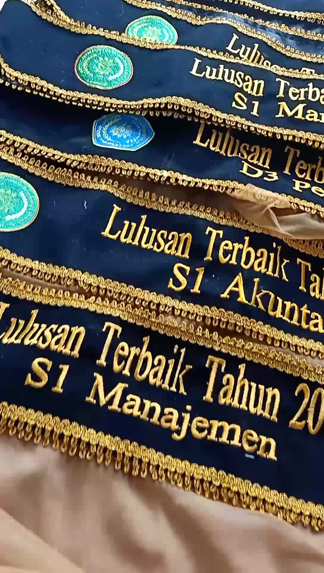 selempang wisuda kain bludru list renda ada renda emas dan renda silver  #selempangwisuda #selempangwisudabordir