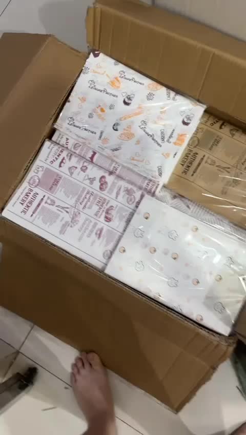 kertas roti motif/baking paper motif 28 x 38 cm 25 lbr