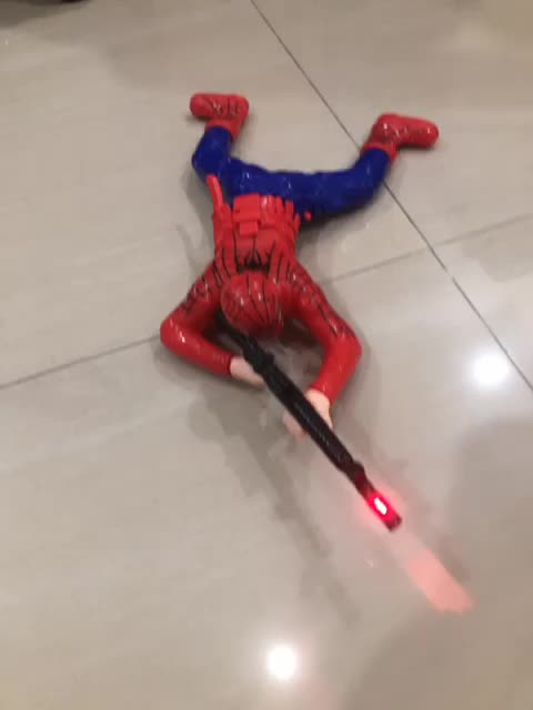 Mainan Super Hero Merangkak