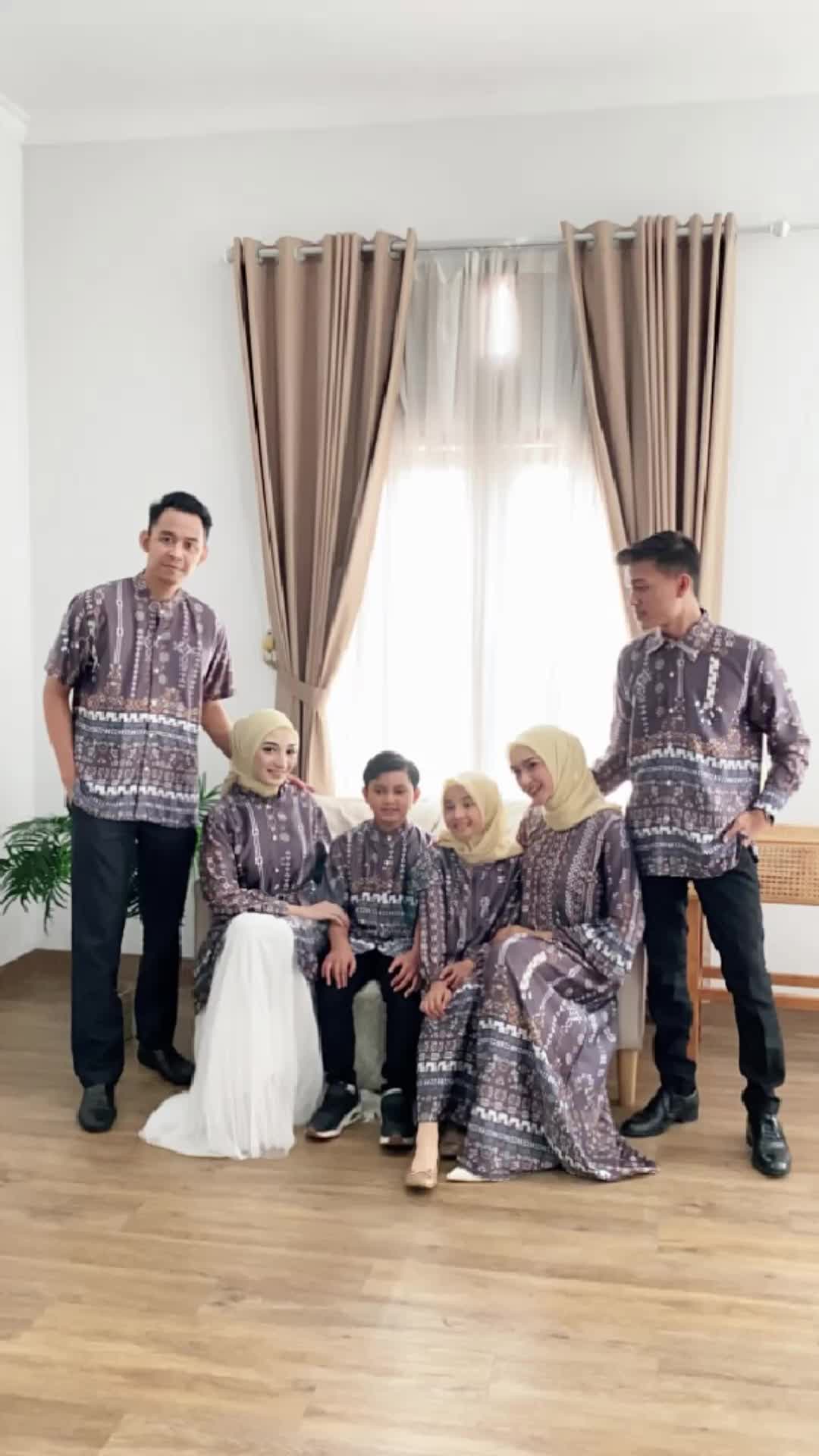 Warna Warni.Ori SARIMBIT KELUARGA TUNISA MAXI FULL MOTIF /FASHION MUSLIMAH/MUSLIM/BAJU GAMIS TRENDY/KOKO TRENDY/BAJU LEBARAN 2024 COUPLE KELUARGA Hitam Panjang Pesta Pendek