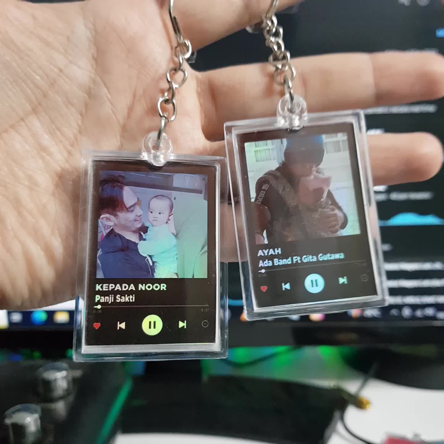 Gantungan Kunci Keychain SPOTIFY BLACK EDITION BISA REQUEST PHOTO, LAGU dan PENYANYI/BAND Gambar HOLOGRAM