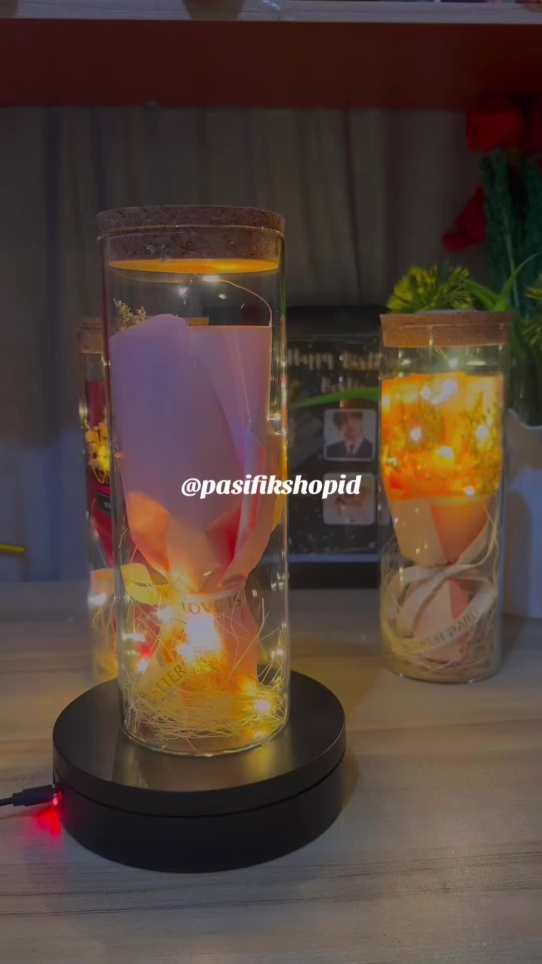 Bucket Bunga Estetik Artificial dengan Lampu LED & Tempat Kaca - Hadiah Spesial untuk Wisuda, Anniversary, Natal, & Ulang Tahun golden  rose bunga  kado