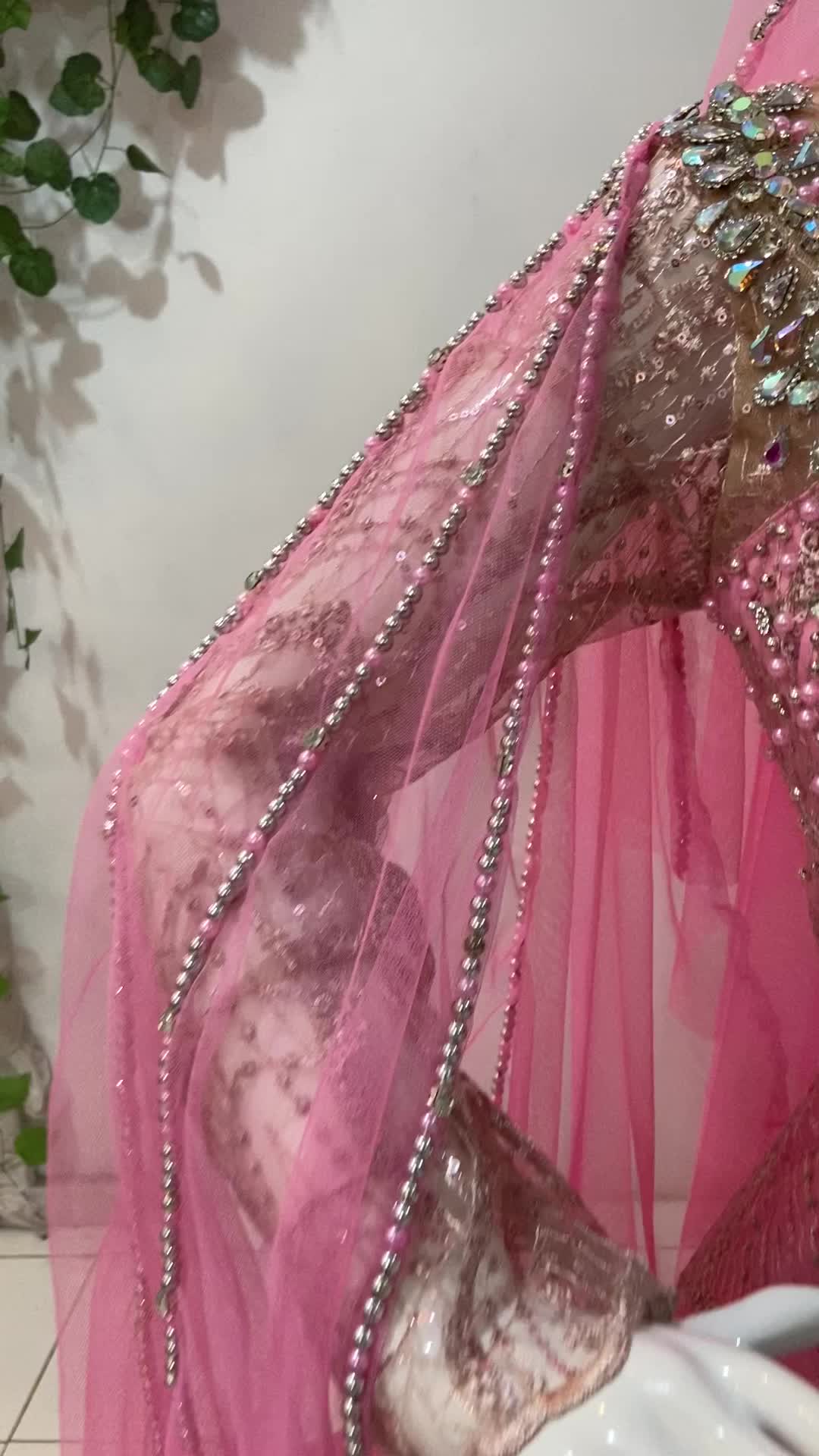 Semi gaun pengantin modern